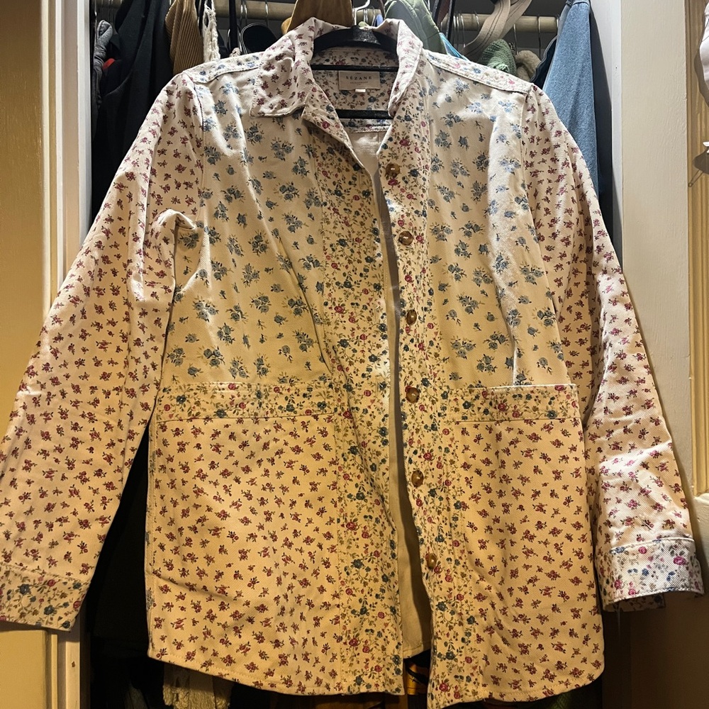 Sézane Floral-Lined Jean Jacket in Cream with Blue and Pink Flowers - Picture 2 of 8